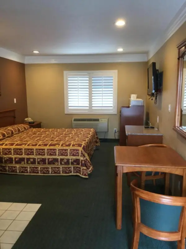 Beverly Inn 9